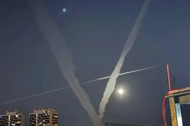 След в небе в виде буквы V в небе над Москвой