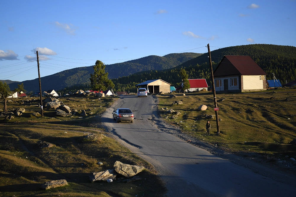 Дорога в селе Улаган в Республике Алтай.