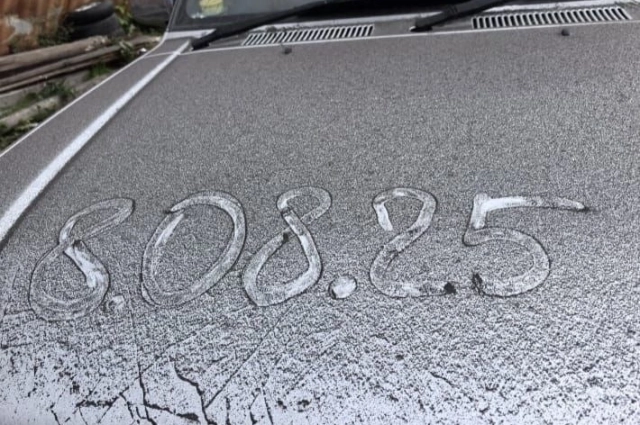 Жители делятся фотографиями пепла на машинах.