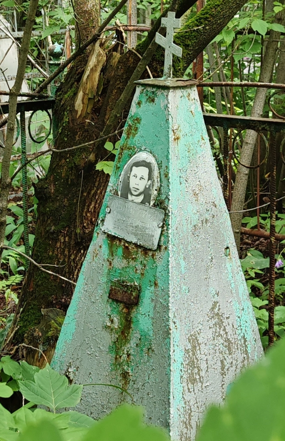 Те самые советские пирамиды с православными на них крестами.