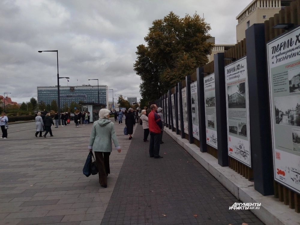 Кофейный киоск с улицы Ленина не видно совсем.