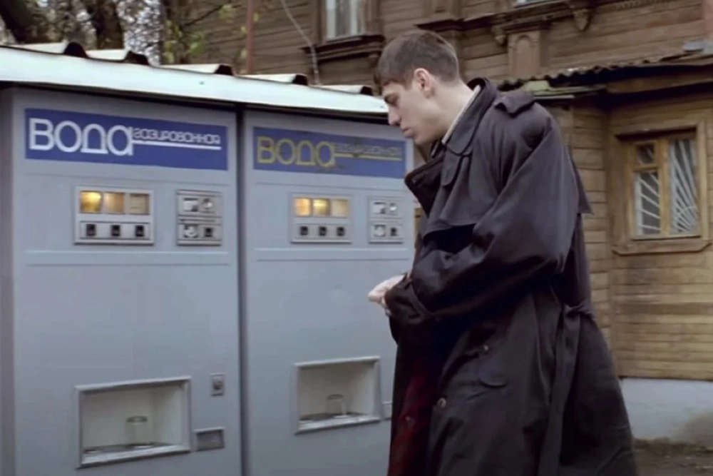 Во время съемок на этой улице еще работали старые автоматы с газировкой — яркий артефакт ушедшей эпохи.