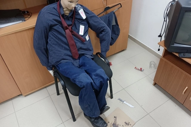 Такой манекен используется не только на следственных экспериментах, но и для обучения новобранцев.