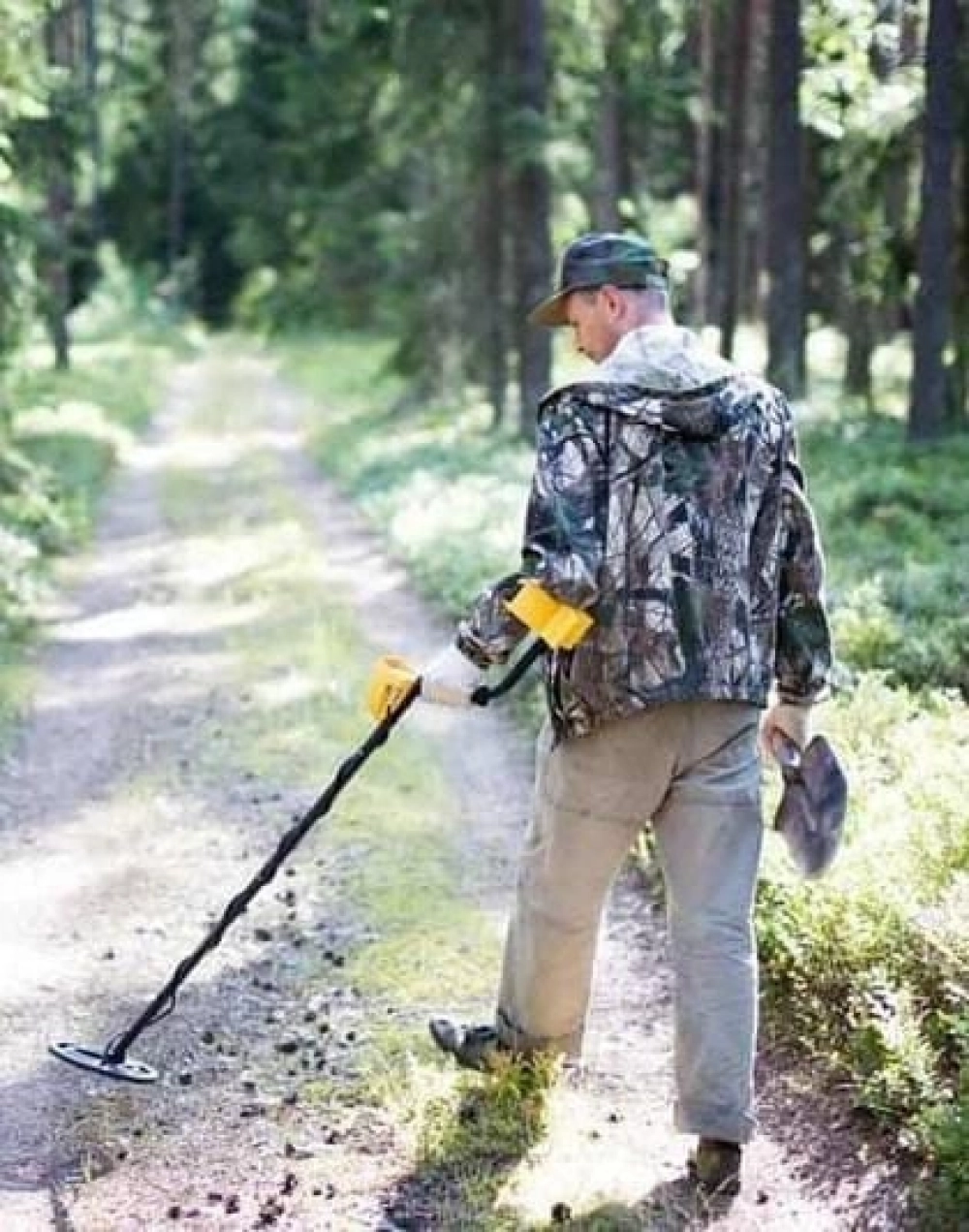 По словам Алексея, Монет в земле — огромное количество, встречаются и настоящие клады.