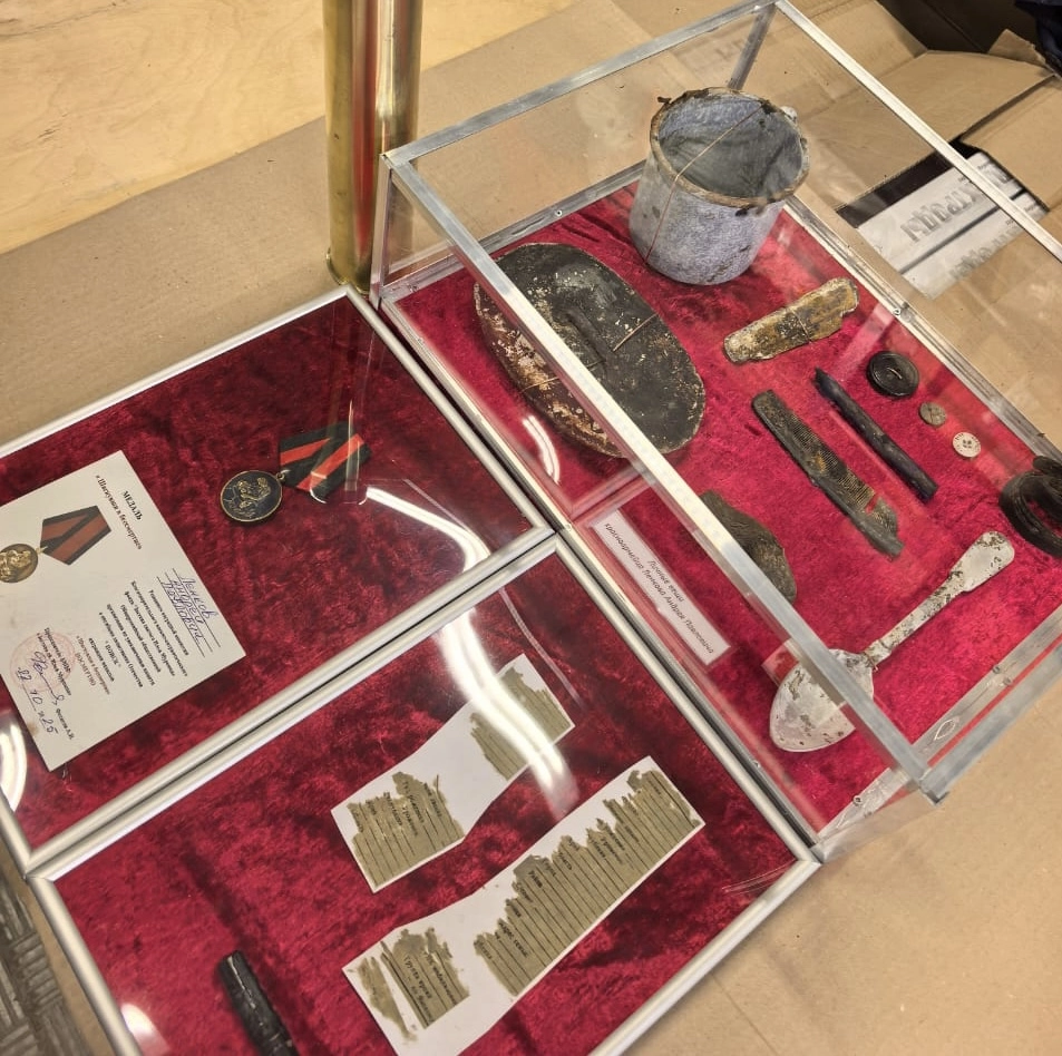 Медальон и личные вещи героя будут храниться у родственников героя.