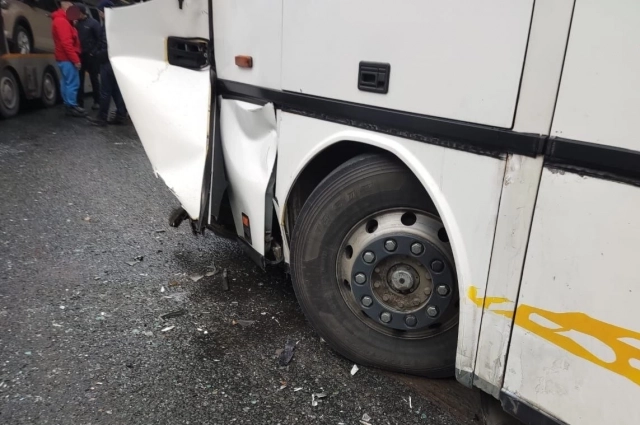 Удар пришёлся в левую часть автобуса