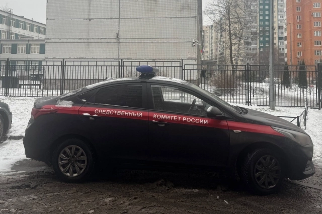 Машина Следственного комитета у здания школы.