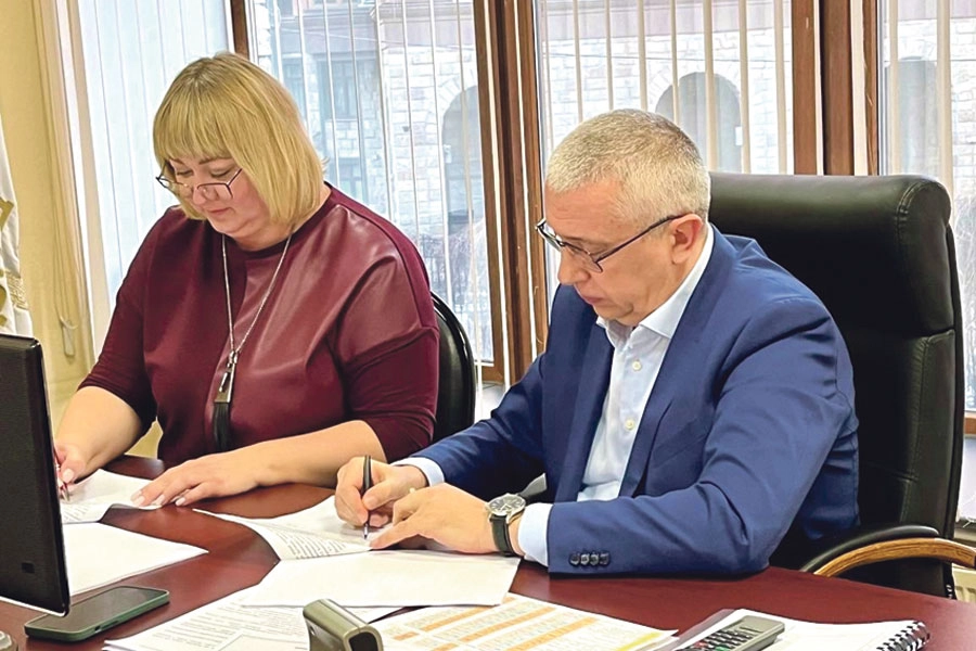 Председатель профкома Екатерина Таранина и генеральный директор АО «ВРМ» Павел Долгов подписывают Коллективный договор.