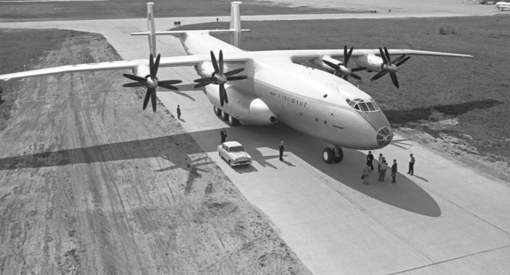 Новый советский тяжелый турбовинтовой транспортный самолет Ан-22, предназначенный для перевозки на большие расстояния крупногабаритной техники.