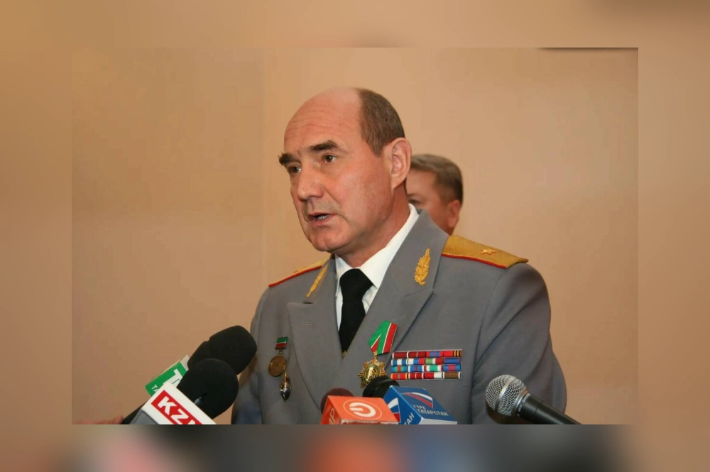Генерал посвятил свою жизнь службе республике.