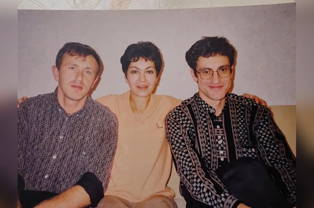 Внучка подпольщицы Гульнара Коротаева со своими двоюродными братьями, сыновьями Веляде, Рустемом и Эскендером.