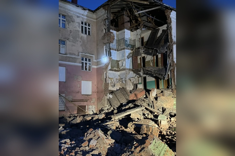 ПРи обрушении никто не пострадал - здание было закрыто на реконструкцию.