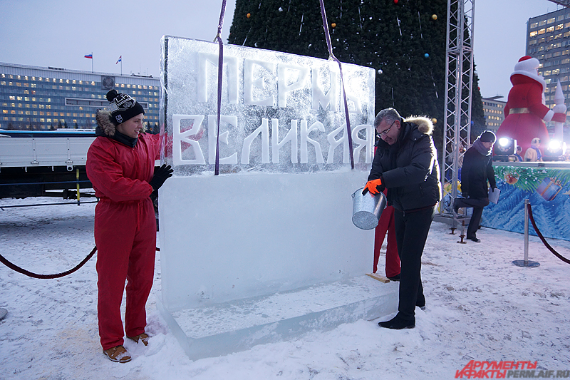 Главным же событием вечера стала закладка первой скульптуры в будущий ледовой городок «Пермь Великая». 