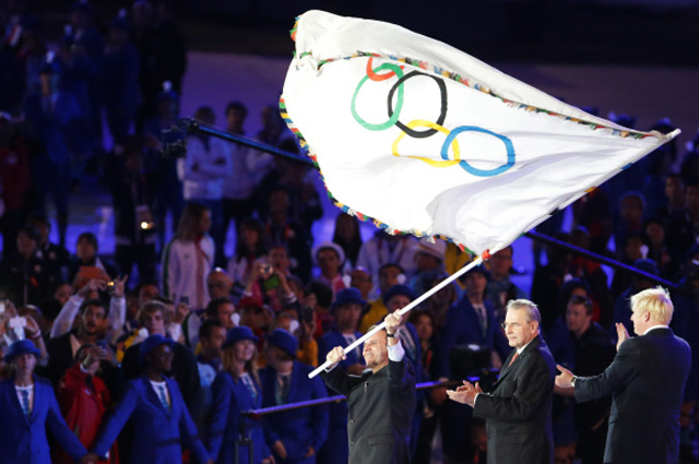 Мэр Рио-де-Жанейро Эдуарду Паэш принимает флаг Олимпиады из рук президента Международного олимпийского комитета