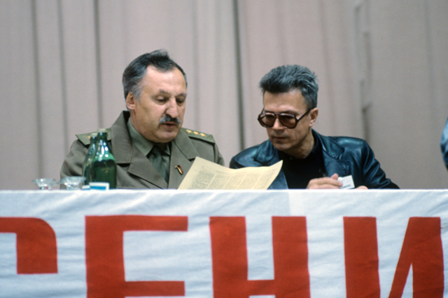 Эдуард Лимонов (справа) и председатель думы Всероссийского вече, генерал Альберт Макашов на конгрессе Фронта национального спасения. 1992 год.