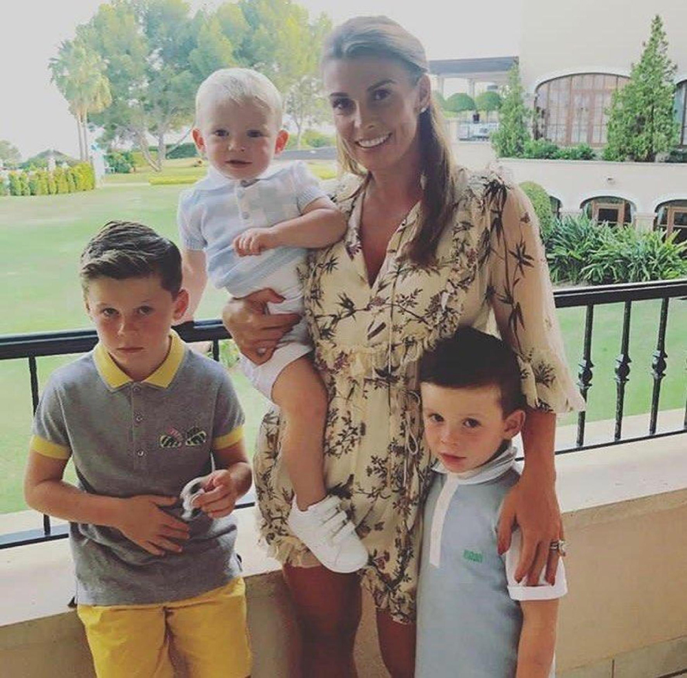 Супруга Уэйна Руни с детьми.