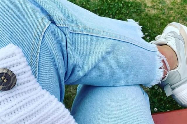 Неподшитые джинсы - в тренде.