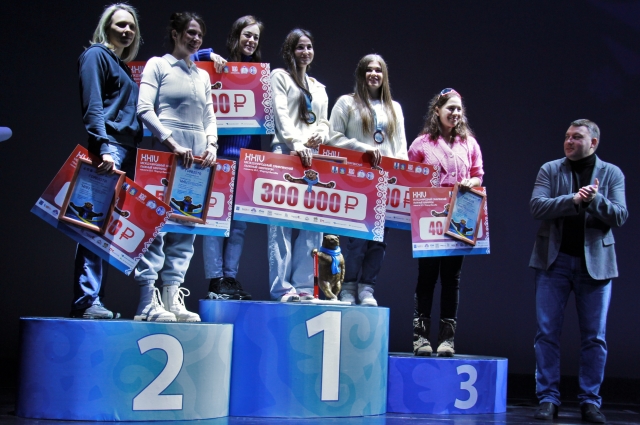 Награждение призеров 50 км дистанции среди женщин.