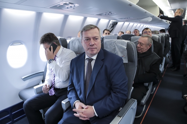 Действующий губернатор Василий Голубев и Владимир Чуб (сидит за ним) в день открытия аэропорта Платов в конце 2017 года.
