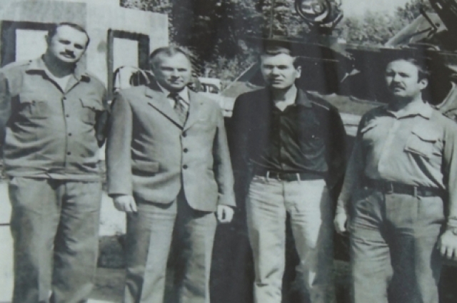 Анатолий Половинко (слева) с коллегами во время службы в Афганистане.