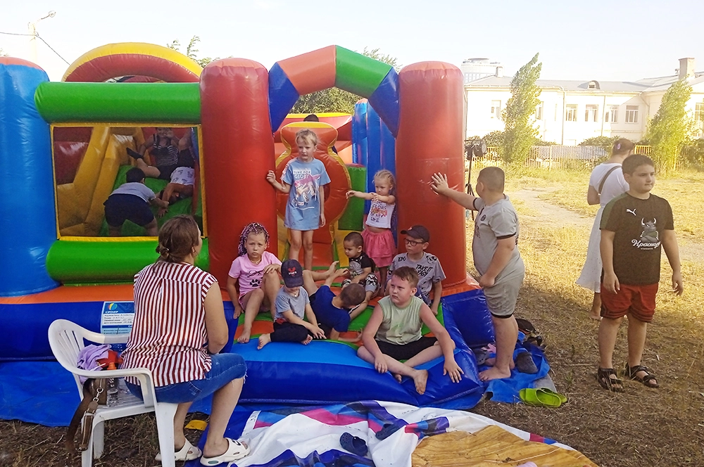 Детский праздник в поселке 2-й километр.