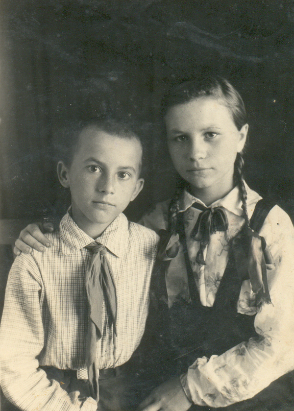 Витя Захарченко со старшей сестрой