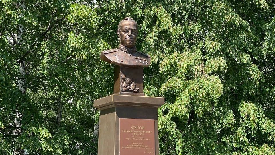 Памятник Георгию Жукову.