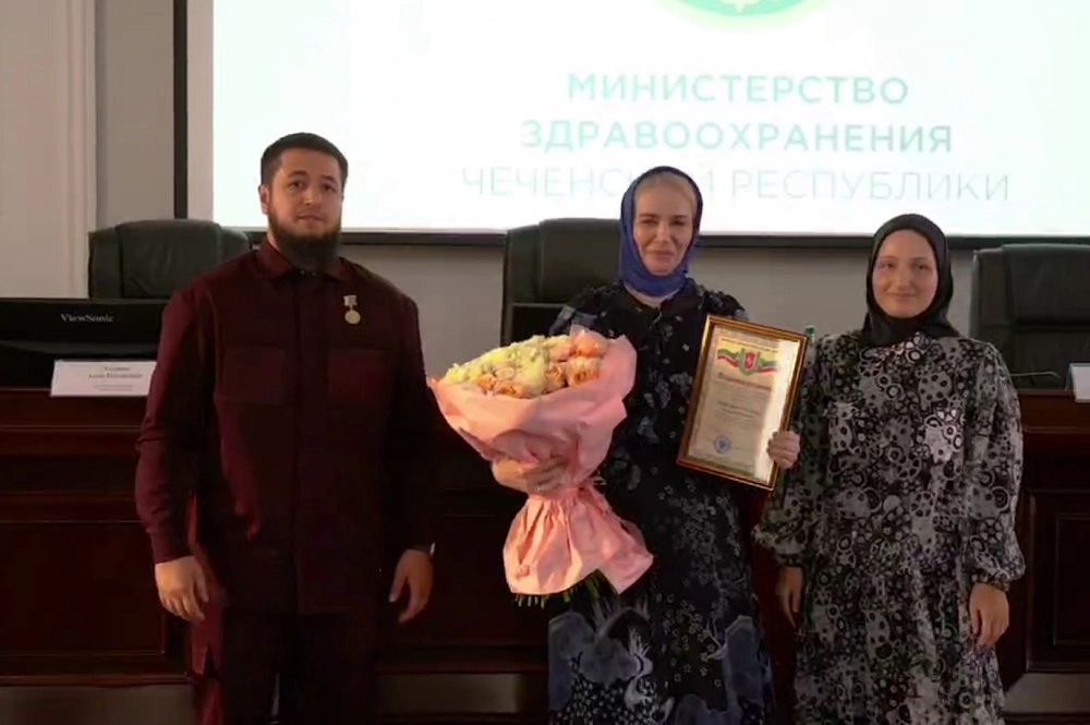 Хадижат (справа) работает в одной сфере с мужем (слева).