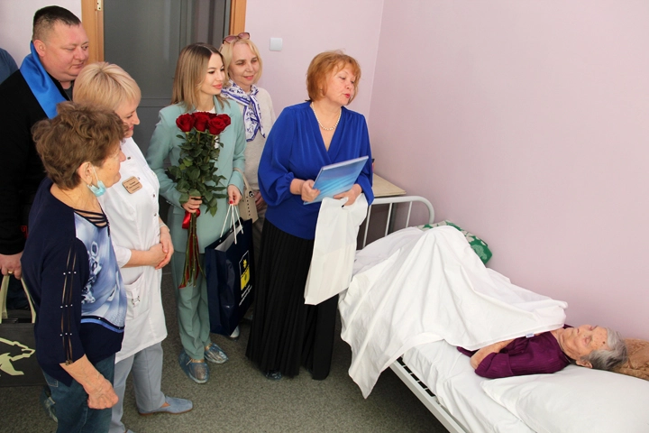 В апреле депутаты навестили ветерана в больнице, поздравив со 100-летием..
