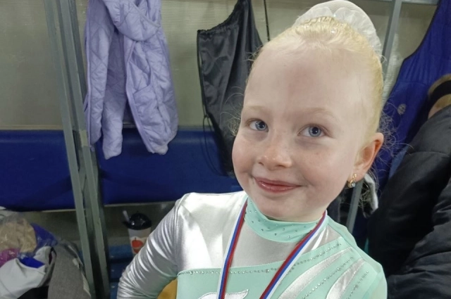 Арина на соревнованиях по фигурному катанию.