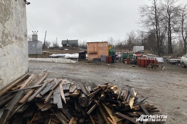 Территория перестроенного магазина.