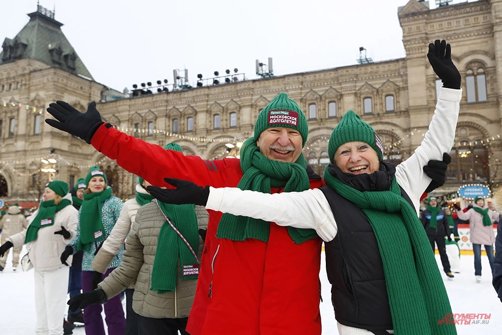 Массовый мастер-класс заслуженного мастера спорта СССР Натальи Линичук на ГУМ-катке для участников «Московского долголетия».