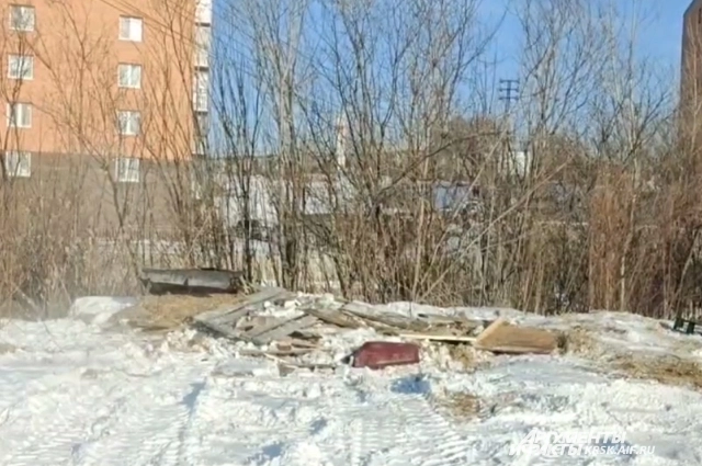 Разрушенные будки, в которых раньше жили псы.