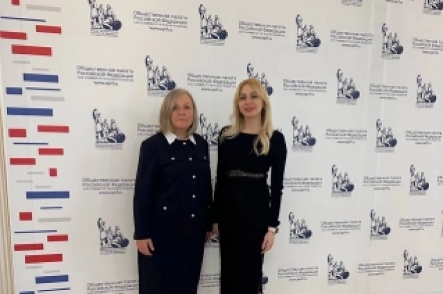 Директор гимназии Дарья Катаржнова и учитель русского языка и литературы  Лилия Остапенко в Общественной палате РФ, декабрь 2025 года.