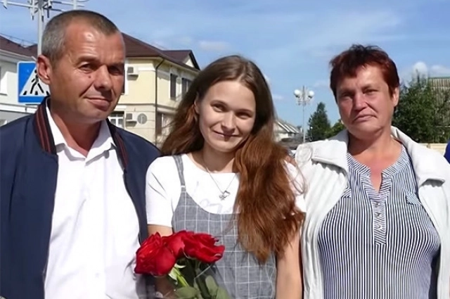 2.	Юля помнила, что папу зовут Витя, а маму Люда. Поэтому в документах ее сразу записали как Юлия Викторовна, а вот фамилию ей дали Иванова – свою настоящую фамилию девочка или не помнила, или произносила невнятно. 