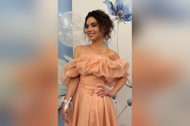 Шустова является косметологом и участницей конкурсов красоты.