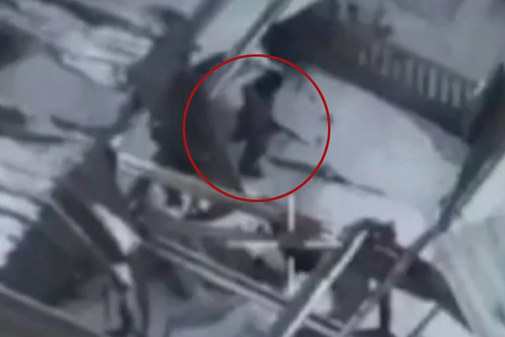 Сергей Ярашев в окружении забирает припасы, которые ему скинули с дрона.