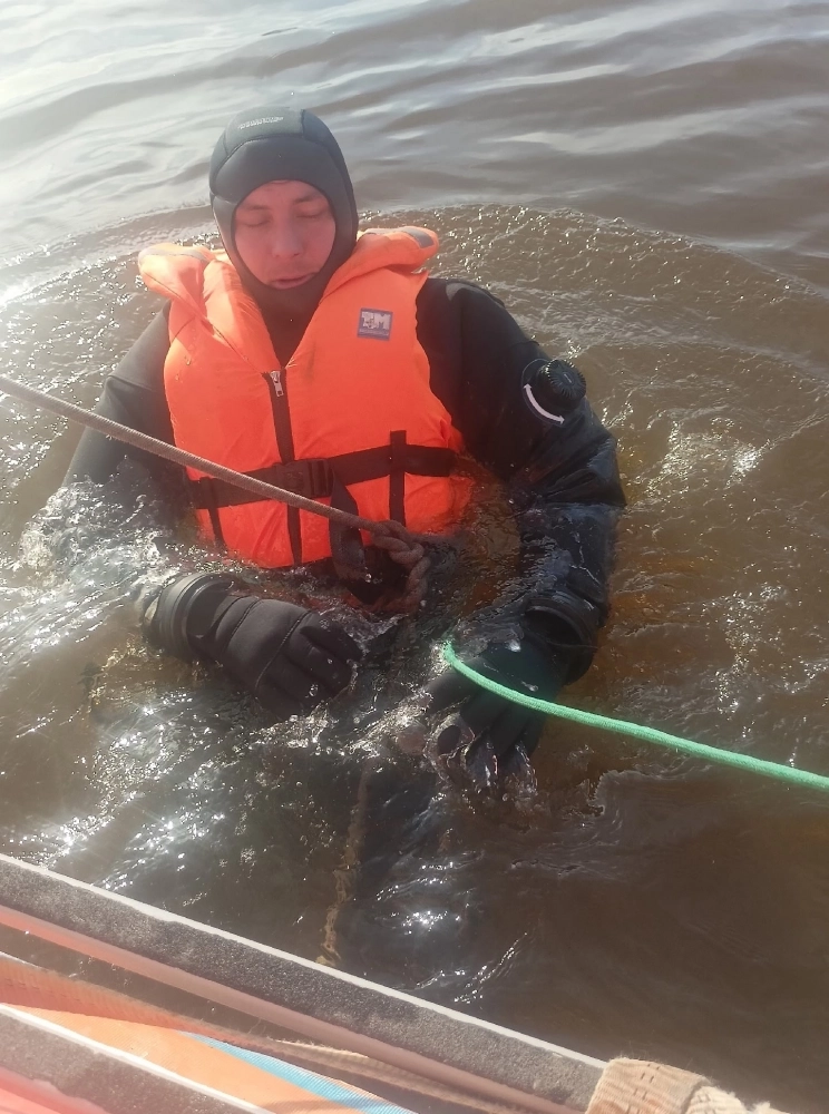 Реку исследовали водолазы службы спасения.