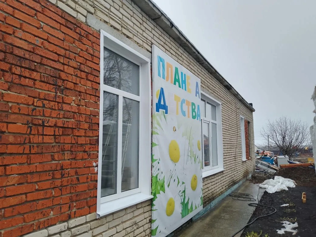 Работы по ремонту образовательного учреждения идут в две смены.