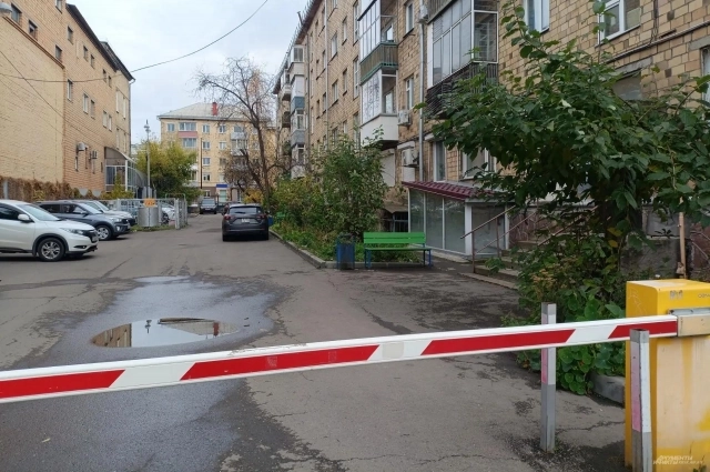 Знающие Вячеслава Бутусова, уверяют, что он жил в этом доме в Красноярске.