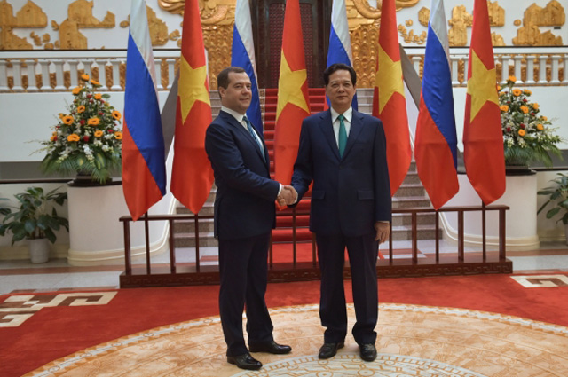 Председатель правительства РФ Дмитрий Медведев во время встречи с премьер-министром Вьетнама Нгуен Тан Зунгом в Ханое 6 апреля 2015