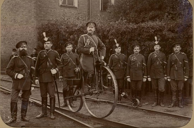  Группа железнодорожных жандармов с офицером на велодрезине (ок. 1890 г.)