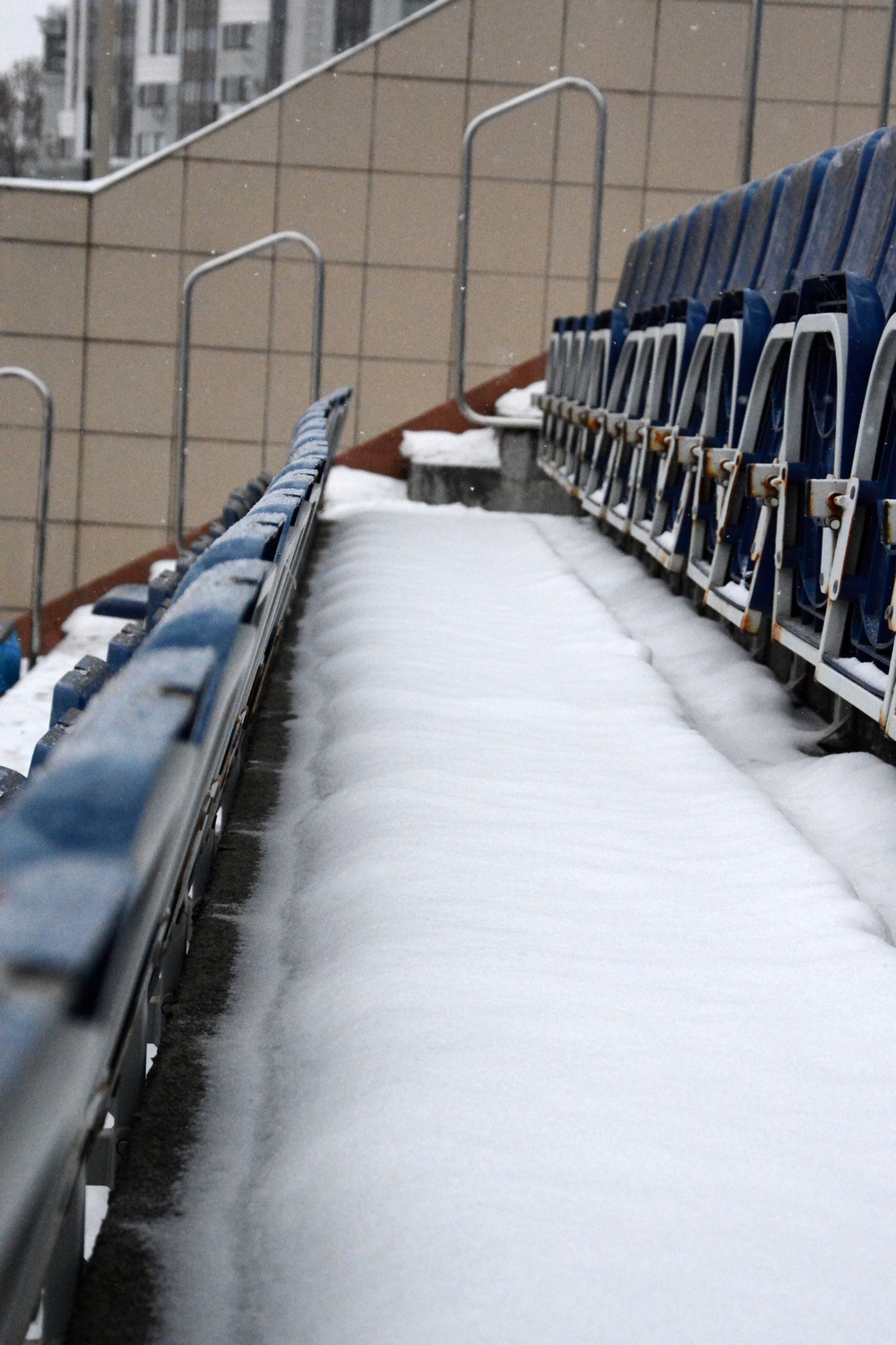 Администрация стадиона «Спартак» приняла все меры по расчистке трибун от снега.