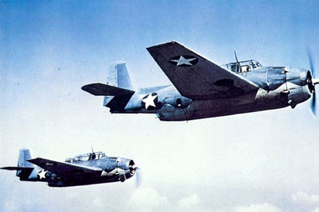 Пара TBF-1 в полёте, 1942 год.