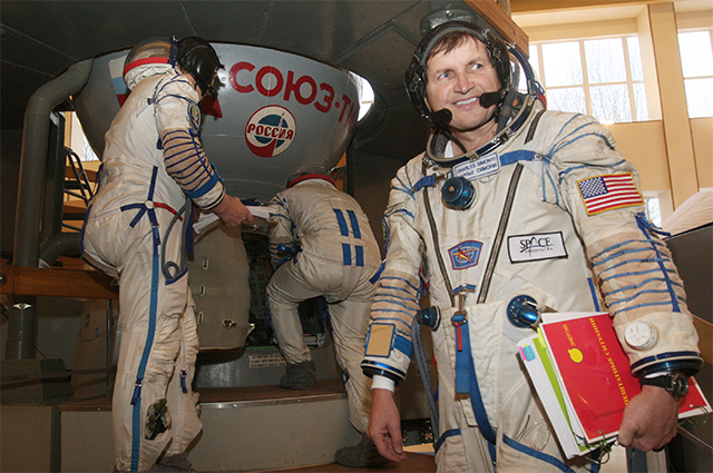 Космический турист Чарльз Симони во время комплексной тренировки основного экипажа МКС-19 в «Звездном городке». 2009 год.