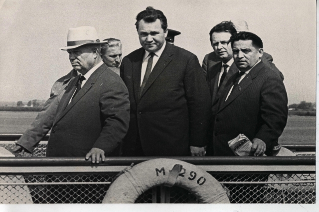 Никита Хрущёв во время посещения Татарии в 1964 г. Салих Батыев на фото первый справа, в центре первый секретарь Татарского обкома КПСС Фикрят Табеев. 