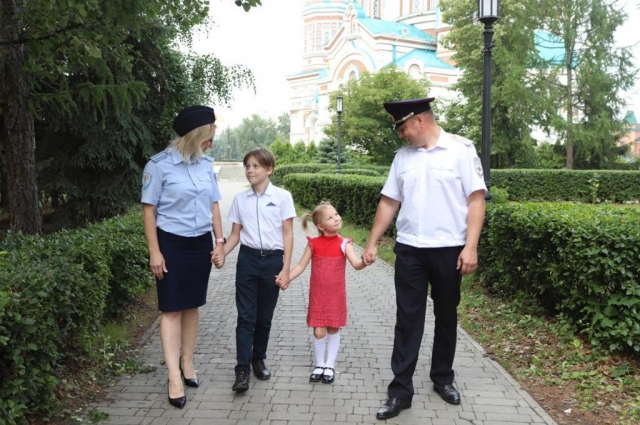 В свободное время Бакшеевы отправляются всей семьёй на прогулку в парк.