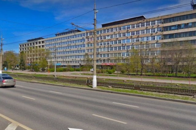Кому теперь принадлежит 8-этажное здание на границе Краснооктябрьского и Центрального районов, неизвестно.