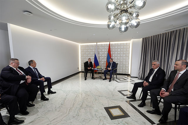 23 ноября 2022. Президент РФ Владимир Путин и премьер-министр Армении Никол Пашинян во время встречи.