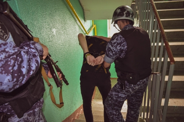 Полиции давно пора вмешаться в проделки малолетних хулиганов.